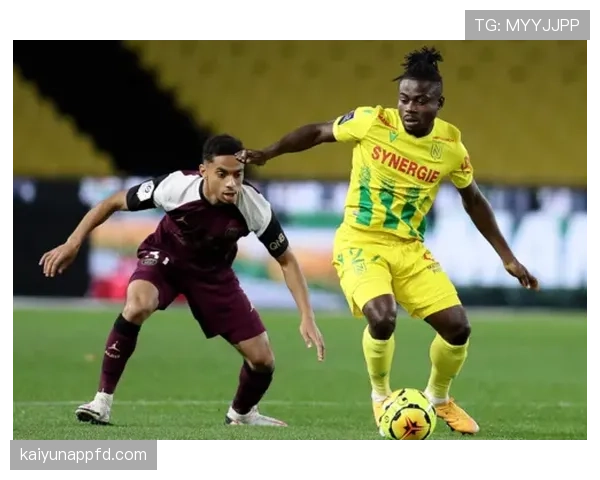 特雷·杨赛场上狂飙三分，私下竟然这样拼命攒钱？这反差猛得我怀疑人生啊！